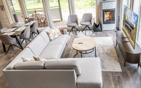 Villa Lumo: Casa, Mueble, Sala, Sofá, Departamento, Suelos De Madera, Silla, Mesa De Café