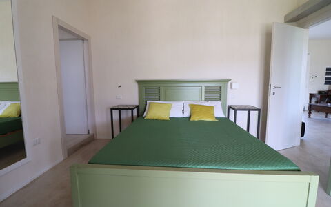 Elegante Villa Casale 50: Mueble, Cama, Habitación, Lecho, Diseño De Interiores, Sábana, Suelo, Piso, Madera, Habitación