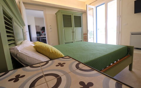 Elegante Villa Casale 50: Mueble, Cama, Habitación, Diseño De Interiores, Suelo, Piso, Madera, Sábana, Lecho, Habitación