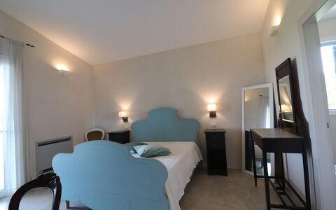 Elegante Villa Casale 50: Mueble, Diseño De Interiores, Cama, Habitación, Suelo, Sábana, Techo, Lecho, Piso, Habitación