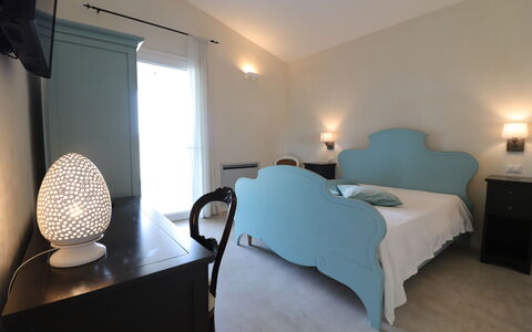 Elegante Villa Casale 50: Mueble, Diseño De Interiores, Habitación, Suelo, Cama, Piso, Sábana, Habitación, Textil, Encendiendo