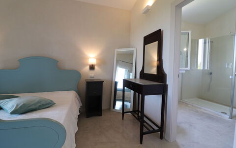 Elegante Villa Casale 50: Mueble, Diseño De Interiores, Habitación, Suelo, Cama, Habitación, Piso, Encendiendo, Techo, Sábana