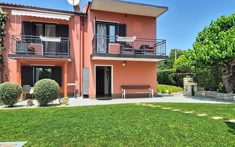 Villa Roza: Balcón, Inmuebles, Césped, Jardín, Yarda, Hacienda, Villa, Paisajismo, Patio, Mansión