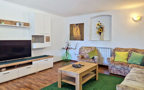 Villa Roza: Mueble, Diseño De Interiores, Sofá, Piso, Madera, Suelo, Habitación, Sala, Televisión, Mesa