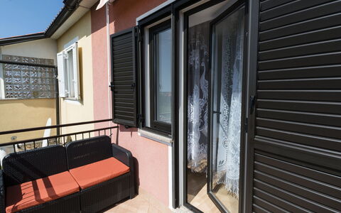 Villa Roza: Mueble, Departamento, Casa, Balcón, Manchas De Madera, Sombra, Silla, Eco Hotel, Mueble Para Exteriores, Planta De Casa