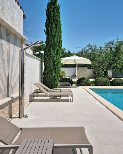 Villa Roza: Piscina, Mueble Para Exteriores, Material Compuesto, Casa, Sombra, Recurso, Hormigón, Paisajismo, Sunlounger, Jardín