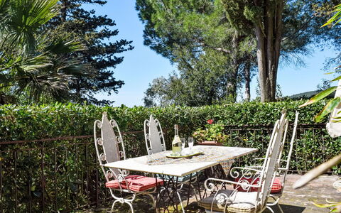 Rosignano Marittimo 13: Mueble, Mueble Para Exteriores, Mesa, Mesa Al Aire Libre, Silla, Arbusto, Jardín, Cocina Y Comedor Mesa, Sombra, Yarda