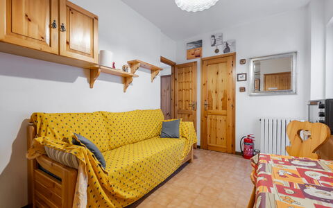 Ai Piedi del Monte: Mueble, Madera, Habitación, Diseño De Interiores, Departamento, Casa, Manchas De Madera, Gabinetes, Madera Dura, Suelos De Madera