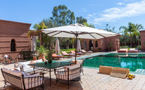 Villa Kanza: Piscina, Recurso, Mueble Para Exteriores, Fuente De Agua, Paraguas, Inmuebles, Hacienda, Patio, Sombra, Sunlounger