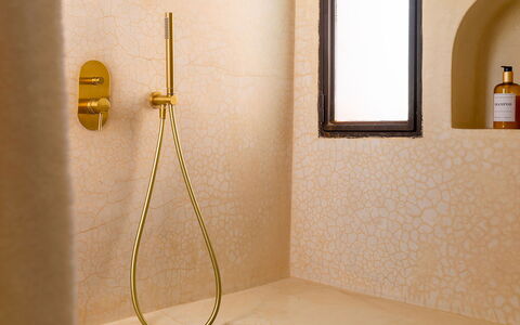 Villa Kanza: Arreglo De Tubería, Plomería, Grifo, Baño, Alcachofa De La Ducha, Loseta, Ducha, Barra De La Ducha, Panel De Ducha