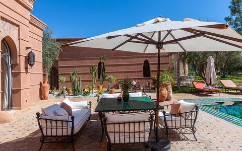 Villa Kanza: Mueble, Mueble Para Exteriores, Silla, Piscina, Paraguas, Mesa, Recurso, Mesa Al Aire Libre, Patio, Maceta