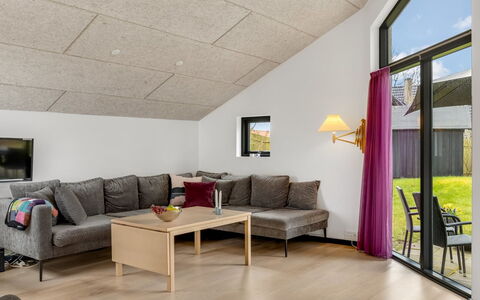 Anttoni - 350M from the Sea: Mueble, Diseño De Interiores, Piso, Madera, Suelo, Techo, Suelos De Madera, Silla, Mesa, Encendiendo