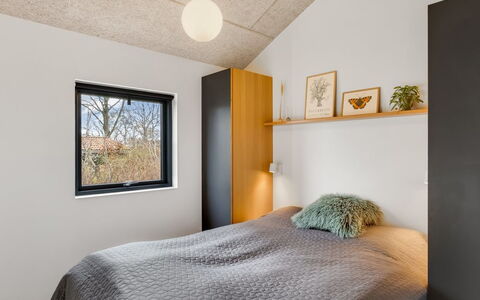 Anttoni - 350M from the Sea: Pared, Diseño De Interiores, Madera, Techo, Habitación, Piso, Habitación, Suelo, Cama, Encendiendo