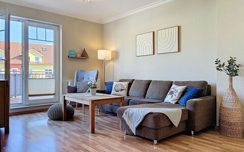 Zinnowitz Ambiente: Mueble, Diseño De Interiores, Suelo, Piso, Sofá, Pared, Sala, Madera, Suelos De Madera, Habitación