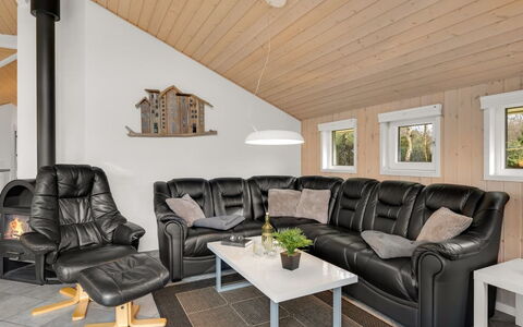 Erikka - 40Km from the Sea: Mueble, Diseño De Interiores, Madera, Piso, Sofá, Suelo, Sala, Suelos De Madera, Techo, Habitación