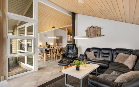Erikka - 40Km from the Sea: Diseño De Interiores, Madera, Techo, Piso, Sofá, Mueble, Suelo, Sala, Encendiendo, Habitación