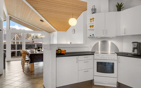 Erikka - 40Km from the Sea: Cocina, Diseño De Interiores, Piso, Mostrador, Techo, Madera, Lámpara, Mueble, Suelo, Aparato De Cocina