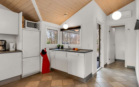 Erikka - 40Km from the Sea: Cocina, Diseño De Interiores, Madera, Mostrador, Electrodoméstico, Techo, Piso, Aparato De Cocina, Suelo, Mueble