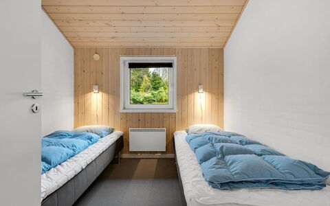 Erikka - 40Km from the Sea: Habitación, Madera, Cama, Techo, Lecho, Diseño De Interiores, Sábana, Casa, Marco De La Cama, Habitación