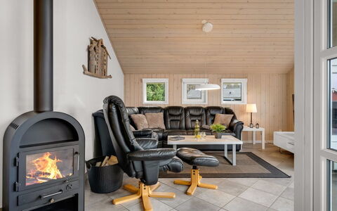 Erikka - 40Km from the Sea: Mueble, Madera, Diseño De Interiores, Piso, Sala, Suelo, Habitación, Techo, Casa, Encendiendo