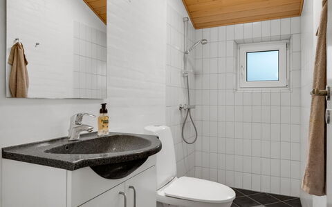 Erikka - 40Km from the Sea: Arreglo De Tubería, Piso, Pared, Diseño De Interiores, Suelo, Baño, Lavabo, Lavabo Del Baño, Grifo, Techo