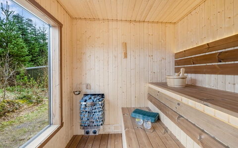 Anu - 2Km to the Fjord: Mueble, Madera, Diseño De Interiores, Piso, Suelo, Silla, Habitación, Techo, Sala, Departamento