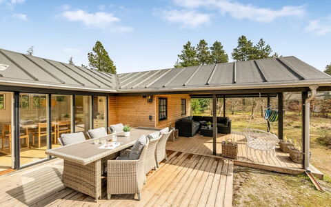Anu - 2Km to the Fjord: Mueble, Madera, Diseño De Interiores, Piso, Suelo, Silla, Habitación, Techo, Sala, Departamento