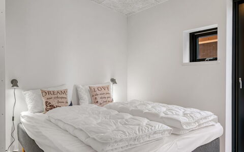 Sharina - 320M to the Fjord: Habitación, Cama, Sábana, Lecho, Techo, Diseño De Interiores, Suelo, Piso, Marco De La Cama, Habitación