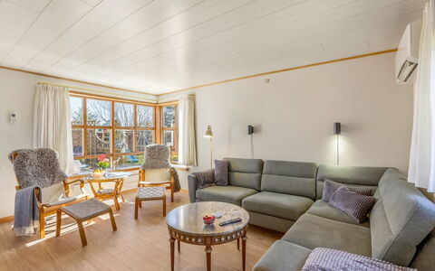 Elza - 700M from the Sea: Mueble, Diseño De Interiores, Piso, Suelo, Sofá, Suelos De Madera, Madera, Sala, Techo, Habitación