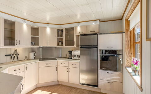 Elza - 700M from the Sea: Piso, Diseño De Interiores, Madera, Mostrador, Techo, Gabinetes, Cocina, Suelo, Aparato De Cocina, Encendiendo