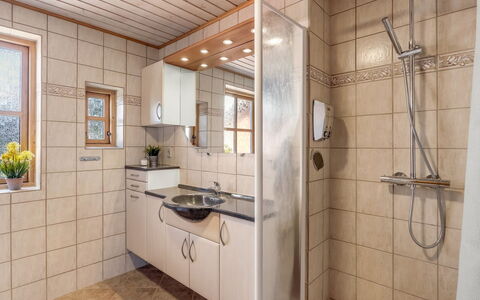 Elza - 700M from the Sea: Arreglo De Tubería, Piso, Diseño De Interiores, Lavabo, Grifo, Suelo, Baño, Lavabo Del Baño, Plomería, Techo