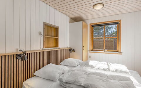 Elza - 700M from the Sea: Pared, Habitación, Madera, Diseño De Interiores, Cama, Techo, Piso, Suelo, Sábana, Lecho