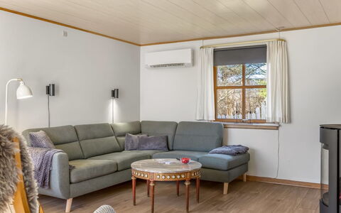 Elza - 700M from the Sea: Mueble, Diseño De Interiores, Piso, Suelo, Madera, Sofá, Techo, Sala, Suelos De Madera, Habitación