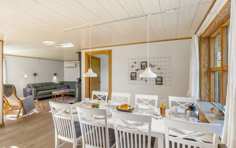 Elza - 700M from the Sea: Diseño De Interiores, Piso, Mueble, Madera, Suelo, Techo, Comedor, Lámpara, Cocina Y Comedor Mesa, Mesa