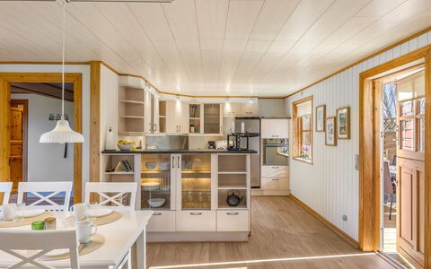 Elza - 700M from the Sea: Diseño De Interiores, Piso, Madera, Techo, Mueble, Lámpara, Suelo, Suelos De Madera, Encendiendo, Cocina