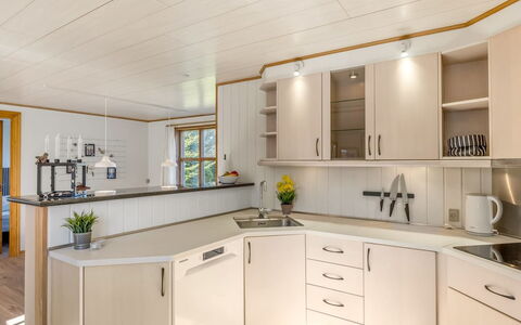 Elza - 700M from the Sea: Diseño De Interiores, Madera, Piso, Mostrador, Techo, Mueble, Cocina, Gabinetes, Encendiendo, Lámpara