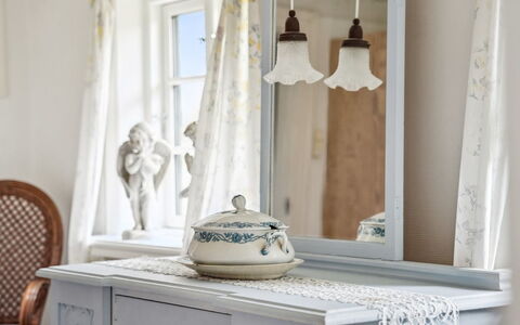 Jule - 1.5Km from the Sea: Mueble, Diseño De Interiores, Encendiendo, Habitación, Porcelana, Espejo, Cajón, Material Natural, Lámpara
