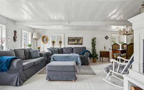 Jule - 1.5Km from the Sea: Mueble, Sofá, Diseño De Interiores, Madera, Sala, Techo, Piso, Suelo, Casa, Habitación