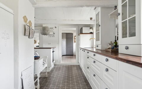 Jule - 1.5Km from the Sea: Piso, Gabinetes, Diseño De Interiores, Madera, Cocina, Suelo, Mostrador, Cajón, Techo, Casa