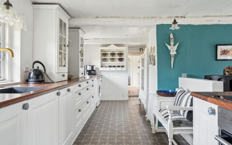 Jule - 1.5Km from the Sea: Gabinetes, Cocina, Piso, Diseño De Interiores, Mostrador, Mueble, Casa, Alacena, Suelo, Cajón