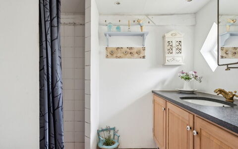 Jule - 1.5Km from the Sea: Diseño De Interiores, Pared, Piso, Suelo, Arreglo De Tubería, Encendiendo, Habitación, Baño, Casa, Mueble De Baño