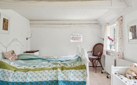 Jule - 1.5Km from the Sea: Mueble, Habitación, Diseño De Interiores, Pared, Cama, Madera, Techo, Linos, Lecho, Sábana