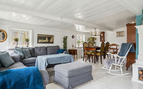 Jule - 1.5Km from the Sea: Mueble, Sofá, Madera, Diseño De Interiores, Techo, Sala, Casa, Piso, Suelo, Habitación