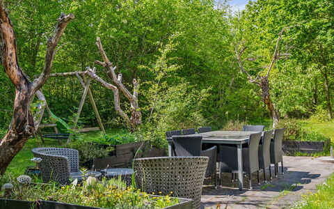 Jule - 1.5Km from the Sea: Vegetación, Arbusto, Mueble Para Exteriores, Mueble, Jardín, Planta De La Comunidad, Mesa Al Aire Libre, Cobertura Del Suelo, Primavera, Luz De Sol