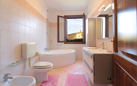 Villa Camerini, Nature, Bikes and Beaches: Baño, Arreglo De Tubería, Piso, Diseño De Interiores, Suelo, Lavabo Del Baño, Lavabo, Grifo, Baño, Plomería