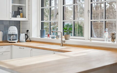 Hoat - 250M from the Sea: Piso, Diseño De Interiores, Mostrador, Madera, Cocina, Mueble, Suelo, Arreglo De Tubería, Grifo, Gabinetes