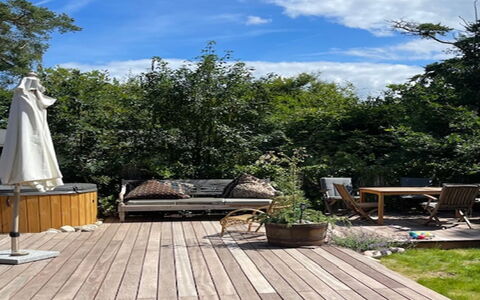 Hoat - 250M from the Sea: Madera, Suelos De Madera, Madera Dura, Cubierta, Maceta, Mueble Para Exteriores, Mueble, Manchas De Madera, Tablón, Jardín