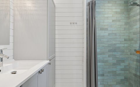 Hoat - 250M from the Sea: Piso, Pared, Diseño De Interiores, Suelo, Baño, Arreglo De Tubería, Loseta, Techo, Mueble De Baño, Plomería