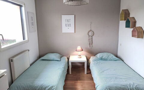 Le Duc: Cama, Mueble, Habitación, Diseño De Interiores, Sábana, Lecho, Suelo, Madera, Piso, Habitación