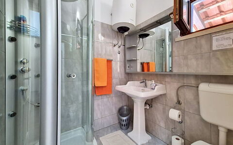 Blue: Diseño De Interiores, Piso, Suelo, Habitación, Arreglo De Tubería, Techo, Lavabo, Plomería, Baño, Grifo